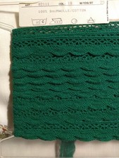 Sieben Meter alte Klöppelborte, geschwungener Rand, Grün, 2cm breit,   Baumwolle