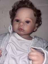 Babypuppe mit Schnuller