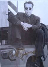 Arnold Schwarzenegger orig. Autogramm  FHM USA Magazinseite 20x25 mit Hammer