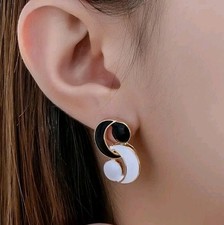 OHRRINGE OHRSTECKER IN SCHWARZ WEIß MODESCHMUCK NEU 
