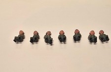 7 DDR Soldaten sitzend für