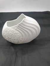 AK Kaiser Germany weiße Biskuitporzellan Vase Relief Blumenwirbel Motiv M Frey