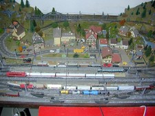 Modelleisenbahn Komplettanlage mit Schaltpult Spur N mit Loks und Waggons