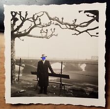 Mann mit Hut am Rhein an der