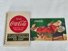 Aus einer Auflösung: altes Coca Cola Werbe Schild und Notizheft