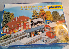 Plastoy H0 - fünf Gebäudebausätzte für Modelleisenbahnen
