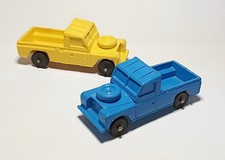 Vinyl Line 2 x Land Rover 1/43 Gummiauto 70er Rubber Car ähnl. Tomte
