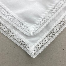 Weißes Taschentuch mit Spitze