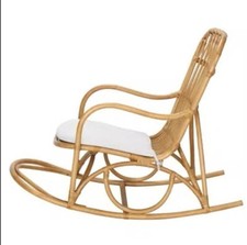 Gemütlicher Schaukelstuh aus Rattan mit extra Kissen