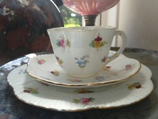 EIN WUNDERSCHÖNES WILEMAN TRIO, ZIERLICHE FORM, ROSE, STIEFMÜTTERCHEN UND VERGESSEN SIE MICH NICHT MUSTER