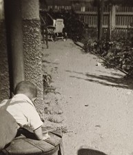 Kleinkind Junge krabbelt auf