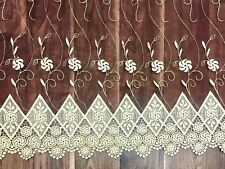 Handgefertigte Gardinen in edlem Weinrot mit goldenem Bestickungsmuster und Saum