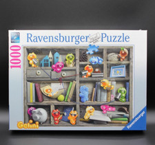 Gelini im Bücherregal -