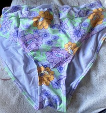 schöne-Bikinihose-geblümt