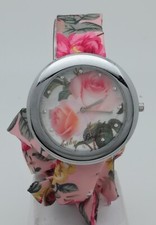 Damenuhr,Armbanduhr,Rosenmuster,Stoffband,die Uhr läuft