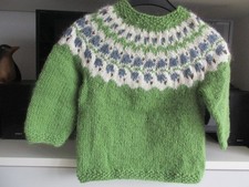 Kinderpullover mit Mütze aus