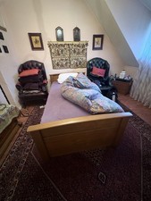 holzbett 90x200 + Lattenrost und Matratze der Nachtisch ist auch dabei 