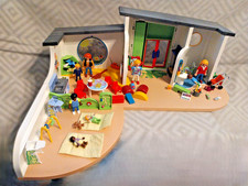 Playmobil City Life 70280 Kindergarten Regenbogen mit Krabbelgruppe, Figuren uvm