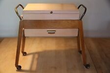 Nähkasten auf Rollen