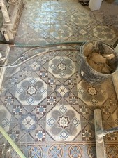 Zementfliesen mit Randfliesen, historisch, alt  