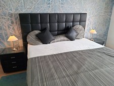 Schlafzimmer Boxspringbett  180x200 SCHWARZ (Leder) mit Nachtkästchen