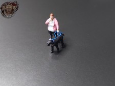 1/87 Dicke Frau mit Hund am laufen Essen Riesenschauzer Park Figur H0 HO