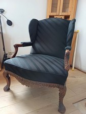 Vintage Ohrensessel, schwarzer Stoff, mit verzierten Holzbeinen