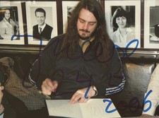 Jonathan Meese signiert Foto