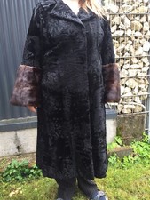 Pelzmantel schwarz SWAKARA Breitschwanz-Persianer mit Standarte Nerz Stulpen