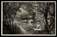 Frau in Tracht am Wasser