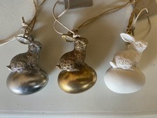 Osterhase zum Hängen auf Ei -