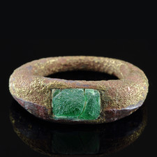 Byzantinischer Bronzering mit grünem Glaseinlass, 10.–11. Jahrhundert n. Chr.