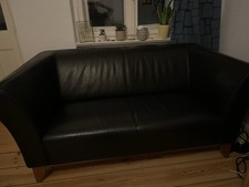 Schönes schwarzes Ledersofa