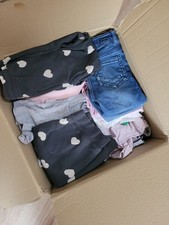 Karton Voll Kleidung Mädchen