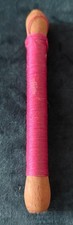 Holzspule Mit Seidenfaden Rosa