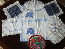 8 dekorative gehäkelte und bzw. bestickte Deckchen, Handarbeit,
