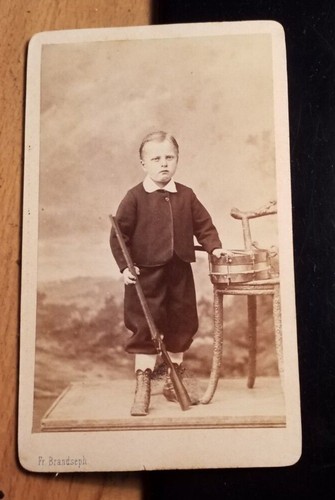 Junge mit spielzeug gewehr - junge,