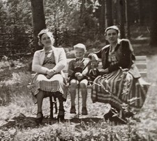 Steinbach zwei Frauen sitzen