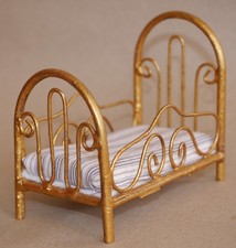 Jugendstil Puppenstube kl. antikes Metall Bett um 1910 + Matratze + Bettzeug RAR