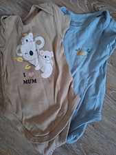 2 Bodys C&A braun mit Koala ? + Vertbaudet grün Gr. 68