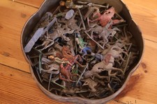 antike Blechdose voll mit