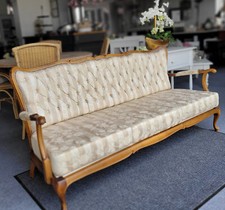 Sofa Dreisitzer im Chippendale Landhaus Stil cremeweiß Nussbaum Knopfpolsterung