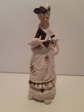 Dame aus Porzellan mit Hut und Fächer auf kleinem Sockel