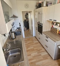 Küchenzeile mit Geräten · Creme / Holz · AEG Ceranfeld, Spülmaschine & Ofen etc.