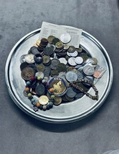 Münzen im Konvolut über 300(!) Stück auf einem Zinnteller, Schmuck, Silber etc.