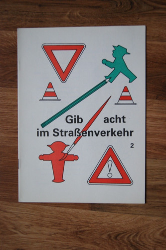 Gib acht straßenverkehr - acht, im