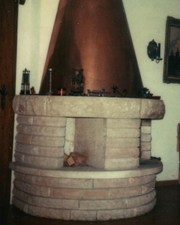 Dekorativer Gartengrill / Kamin aus hellem Sandstein