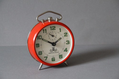 Stylischer mechanischer wecker - mechanischer,