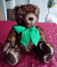 Sammlerstück Original Hermann Teddy mit dunkelbraunem Fell, grüner Schleife 40cm