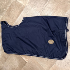 Horse friends Regen-Ausreitdecke  - Farbe Navy - Fleece-Futter & Reflexionsbiese